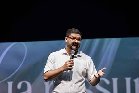 Por que vocês procuram entre os mortos aquele que vive?