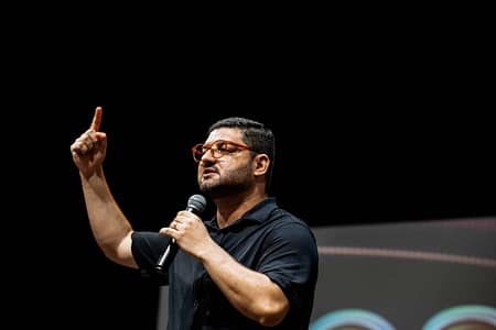 Os ídolos inúteis do coração Neto Gregório pregando na Conferência Um Novo Coração (Nações Mídia)