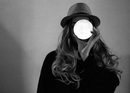 Onde, quem e que woman in black shirt wearing black hat (Photo by Carolina)