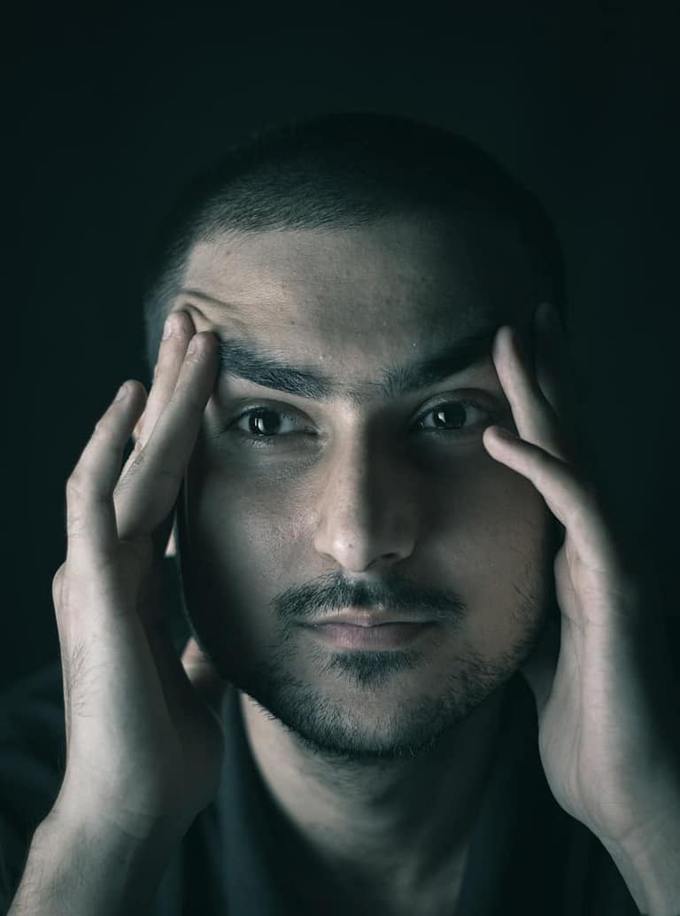 Neuroticismo no Big Five: Entenda a tendência à ansiedade e preocupação Homem com as mãos na cabeça