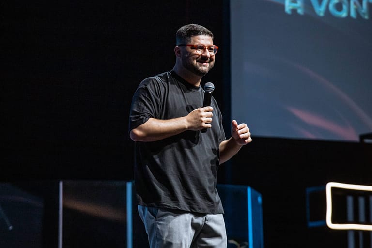 Neto Gregório ministrando na Igreja das Nações (Nações Mídias)